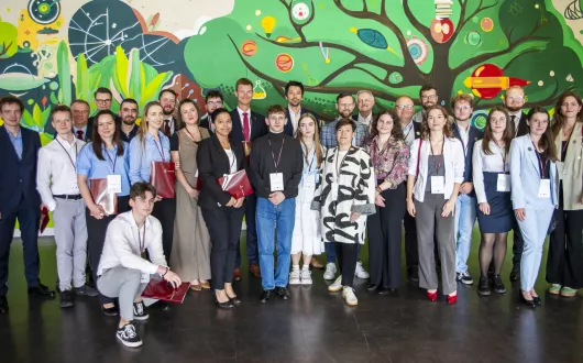 Ludzie pod rysunkiem dębu