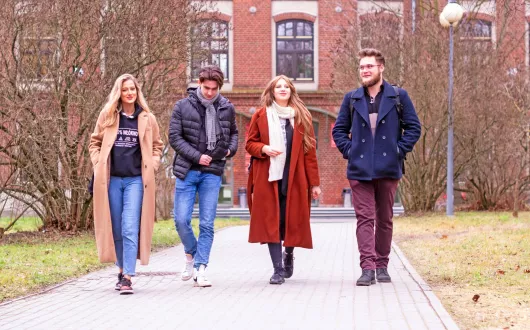 Studenci przed wydziałem