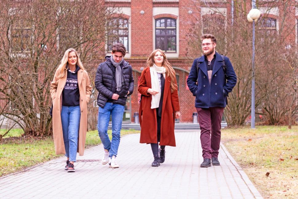 Studenci przed wydziałem