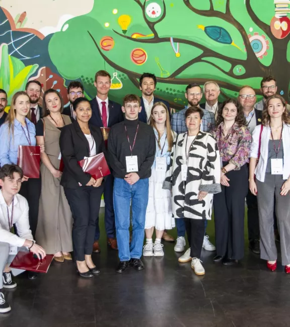 ludzie stoja przed muralem